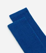 Par de medias de caña media color azul, confeccionadas en algodón acanalado.