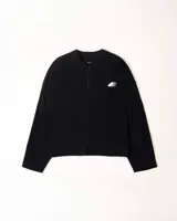 Buzo tipo polo de manga larga, color negro, con cuello y cierre parcial frontal. Presenta un pequeño bordado en el frente y la espalda.