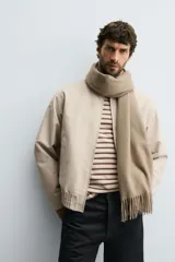 Cazadora regular fit de algodón color beige, con cuello subido, cierre frontal de cremallera y bolsillos laterales de vivo.