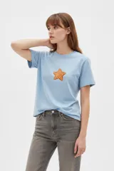 Remera celeste de algodón con diseño cropped y estampado de estrella de mar en el pecho.