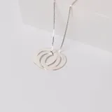 Collar de plata 925 con dije de tres aros entrelazados.