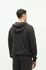 Canguro de felpa azul marino con textura, logo estampado en el pecho y capucha ajustable.