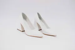 Zapatos de tacón color fucsia con textura croco, punta fina y tacón cuadrado forrado en cuero.