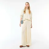 Pantalón palazzo de corte ancho, color amarillo con rayas finas verticales azules, confeccionado en mezcla de lino con cintura elástica.