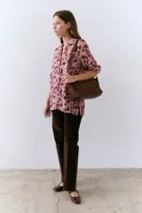 Camisa de viscosa color rosado con estampado animal print en tonos borgoña, con cuello mao y cierre frontal con botones.