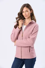 Campera de polar azul con cierre frontal, capucha integrada y bolsillos laterales. Presenta un diseño entallado con logo bordado en el pecho.