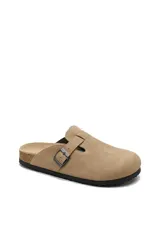 Zueco Ecko color beige, confeccionado en gamuza, con una tira ajustable con hebilla metálica en el empeine, suela de corcho y base de goma negra antideslizante.