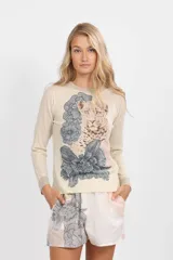 Sweater color beige con estampado de flores y un tigre.