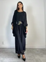 Vestido tipo remerón de seda italiana, color azul marino, con diseño holgado, cuello redondo y mangas amplias tipo murciélago.