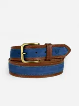Cinto de hombre confeccionado en cuero, con diseño combinado en color azul y marrón. Presenta costuras reforzadas, hebilla metálica en tono bronce y detalle de logo grabado en la punta.