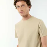 Camiseta de manga corta y cuello redondo color beige, diseño liso y corte estándar.
