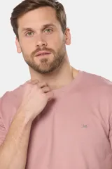 Remera básica de algodón color azul marino, de manga corta, con cuello redondo y logo bordado en el frente.