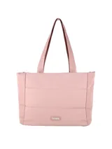 Bolso tipo tote de diseño acolchado en color rosado, con correas de hombro integradas que presentan el nombre de la marca grabado. Incluye una etiqueta rectangular con el logo de la marca en la parte frontal inferior.