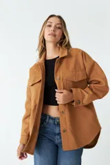 Sobrecamisa color marrón con cuello camisero, cierre frontal con botones, dos bolsillos con solapa en el pecho y corte holgado.