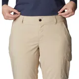 Pantalón convertible de senderismo color beige, con perneras desmontables mediante cremallera que permiten transformarlo en shorts. Cuenta con bolsillos laterales y traseros, diseñado con tecnología de protección solar.