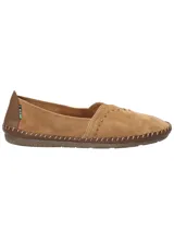 Slip on RKF modelo Laurie, color tostado, confeccionado en cuero suede flexible. Su diseño incluye detalles de tachas metálicas en el empeine, costuras visibles artesanales en el contorno y suela de goma antideslizante.