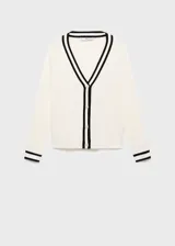Cardigan de punto fino color blanco crudo, con diseño recto, escote en V, cierre frontal con botones y rayas negras en contraste en la tapeta y los puños.