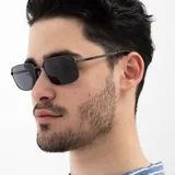 Lentes de sol INVU modelo IB12520B, con montura rectangular metálica color gris plomo y lentes polarizadas grises.