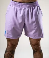 Short deportivo lila con cintura elástica, bolsillos laterales y logo estampado en azul en la pierna izquierda.
