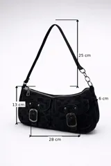 Cartera de hombro tipo baguette color bordó, confeccionada en material con textura gamuzada. Presenta dos bolsillos frontales con solapa y cierre de hebilla metálica, además de un compartimento principal con cierre. Incluye una correa fija con detalle de cadena metálica en uno de sus extremos.