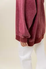 Sweater de tejido suave con lavado efecto vintage, color rosa fucsia, de calce oversize y cuello redondo.