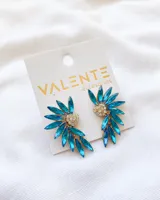 Par de caravanas doradas con forma de abanico, con incrustaciones de cristales turquesa y un detalle central de strass con forma de corazón.