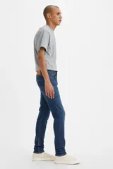 Pantalón de jean azul oscuro, corte skinny taper con tiro medio.