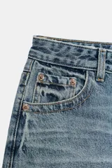 Jeans de tiro medio con diseño baggy, de pernera ancha y corte holgado. Cuenta con cinco bolsillos, trabillas para cinto y cierre frontal con cremallera y botón metálico.