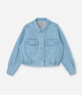 Campera de jean celeste de algodón con cuello inglés, abotonada, de manga larga ajustada con elástico en la cintura.