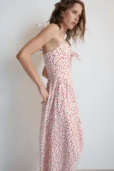 Vestido midi de popelina blanco con estampado de lunares rojos, escote corazón, tirantes finos con lazo y detalle de nudo en el busto.