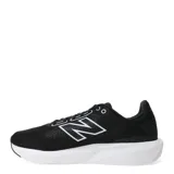 Championes de running New Balance modelo Course 413, color negro con suela blanca. Presentan un diseño de malla técnica sin costuras, con el logo N en el lateral y cierre mediante cordones.