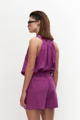 Short de lino color magenta, con bolsillos laterales.