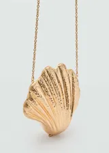 Bolso rígido estilo clutch con diseño en forma de concha de mar, acabado dorado texturizado. Cuenta con asa larga de cadena y forro interior.