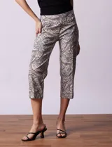 Pantalón capri de gabardina elastizada estampada, marca Zac & Rachel, con pretina ancha elastizada.