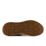 Championes urbanos New Balance modelo 57/40, con diseño híbrido en tonos beige, azul marino y blanco. Presentan una silueta aerodinámica con entresuela de diseño ondulado, combinando gamuza y malla en su confección.