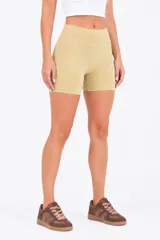 Short de ciclismo deportivo tipo calza corto, tiro alto, color tostado, con diseño sin costuras.