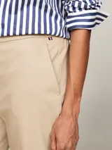 Pantalón tobillero color beige de algodón elástico, corte slim y pierna recta.