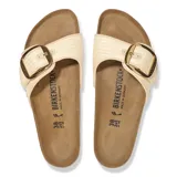 Sandalias Birkenstock modelo Madrid Big Buckle, color natural con textura de rafia y hebilla grande dorada.