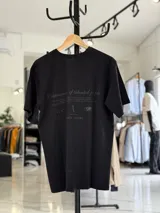 Remera oversize blanca de manga corta con estampado tipográfico y gráfico en la espalda.