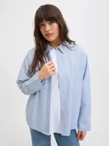 Camisa de popelín blanca de manga larga con cuello clásico y cierre frontal de botones ocultos, de ajuste relajado y puños anchos.