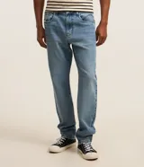 Pantalón slim de jean denim para hombre, con lavado clásico, cintura con trabillas y bolsillos funcionales.