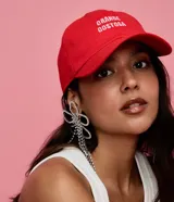 Gorra de sarga roja con visera curva y el bordado frontal "GRANDE GOSTOSA" en hilo blanco.
