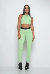 Calza deportiva de tiro alto en color verde menta, con cintura elástica ancha personalizada en color negro. Confeccionada en tejido técnico que se ajusta al cuerpo.
