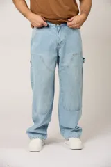 Jean de corte baggy en denim color celeste claro, con diseño de paneles reforzados en la parte frontal y estilo cargo con bolsillos laterales.