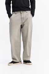 Pantalón de jean con corte super baggy, de tiro medio, con diseño amplio y holgado en piernas y cadera.