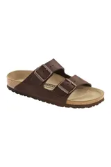 Sandalias Birkenstock Arizona de cuero engrasado color marrón, con plantilla acolchada de gamuza y suela de EVA.