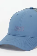 Gorro trucker Levi's de color celeste con visera curva, red grisácea en la parte posterior y logotipo de la marca estampado en el frente.