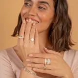 Anillo de diseño ancho con acabado satinado en plata 925, que presenta una banda central lisa en oro, creando un contraste elegante y moderno.