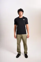 Remera de algodón negra con cuello redondo y mangas cortas. Presenta el logo de la marca estampado en blanco en el lado izquierdo del pecho.