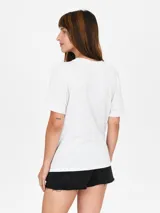 Remera de algodón color negro, de corte clásico con cuello redondo y mangas cortas. Presenta la palabra 'UNBOTHERED' estampada en letras blancas en el centro del pecho.